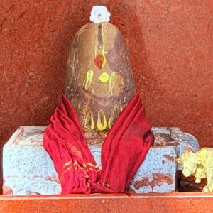 Omkareshwara Maha Rudra Devara Linga at Shri Vadiraja Mandira, Chintamani, draped in red cloth