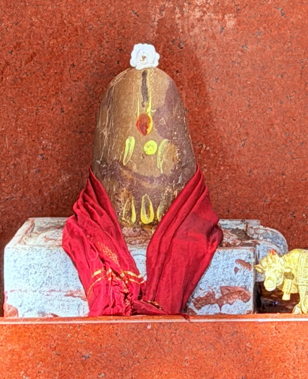 Omkareshwara Maha Rudra Devara Linga at Shri Vadiraja Mandira, Chintamani, draped in red cloth